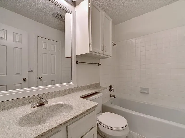 908 Poplar St #204 — Photo 11