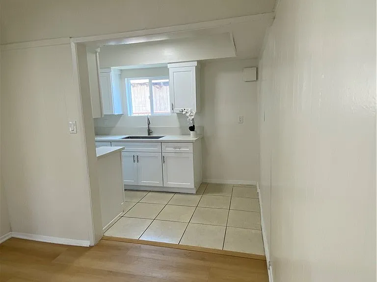 1366 W 37th Pl — Photo 3