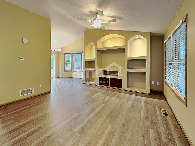 949 Rowland Ave — Photo 7