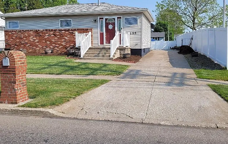2155 W 21st St — Photo 1