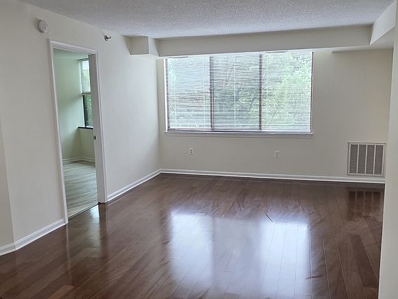 3rd image of 10101 Grosvenor Pl APT 520