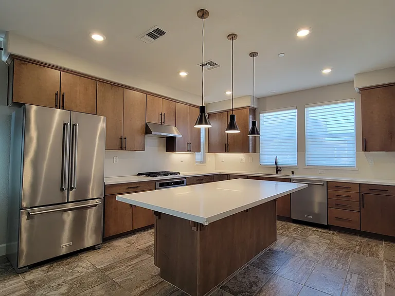 1098 California Cir — Photo 4