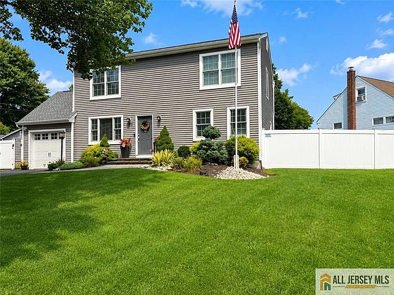 2nd image of 8 Tanglewood Ln