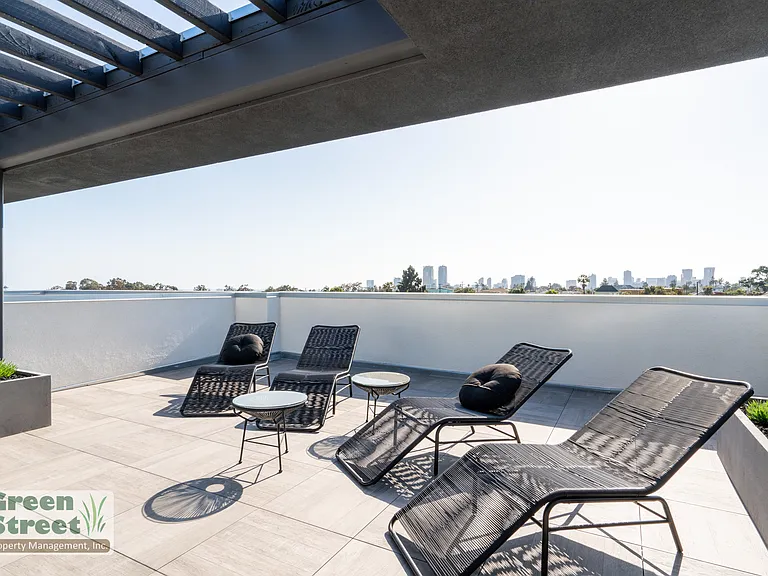 2828 Broadway — Photo 16