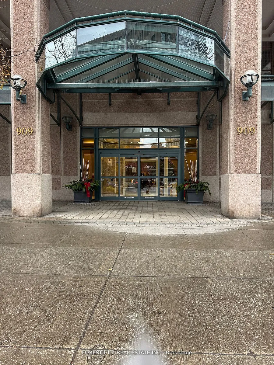 Building Photo - 909 Bay St #203