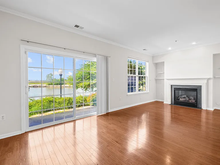 92 Lyon Ct — Photo 3