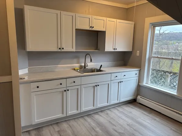 25 Maine Ave #3R, Rumford, ME 04276