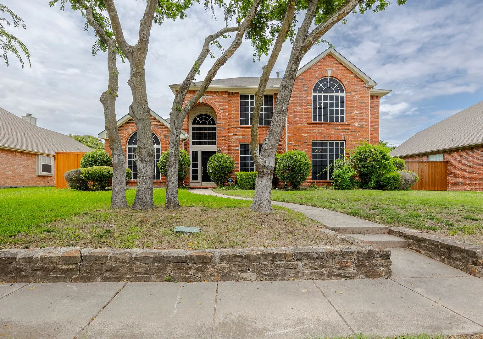 Discover comfort and elegance in this beautifully updated 4-bedroom, 3-bathroom home with 3,476 s... — Photo 2