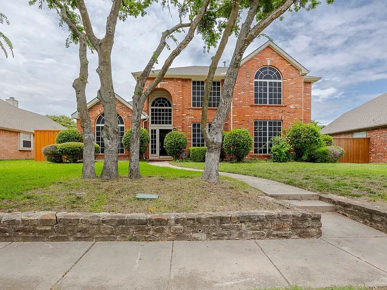 3103 Kingsbury Dr — Photo 2