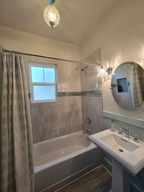2 bed, 1.0 bath, 1128 sqft, $2,000 — Photo 3