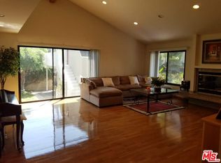 330 N Beachwood Dr, Los Angeles, CA 90004