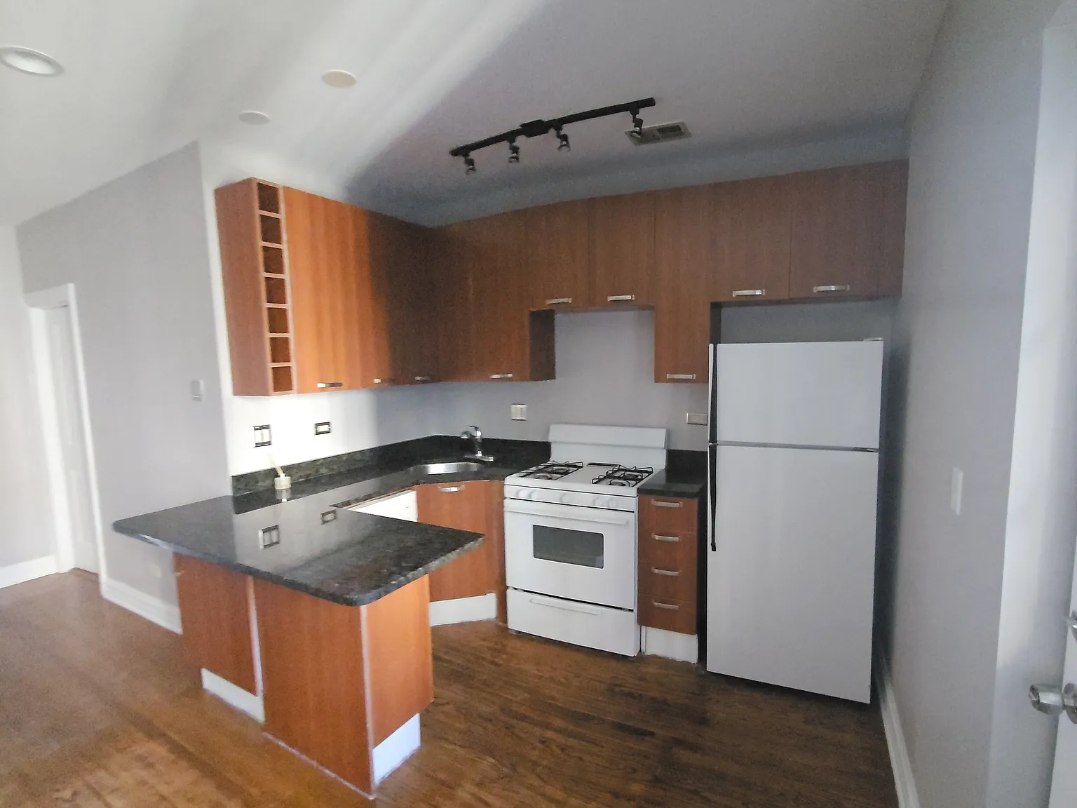 2 bed, 1000 sqft, $1,595 — Photo 1
