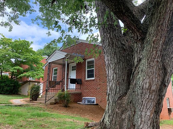 The front of the house and the entrance to the apartment.
