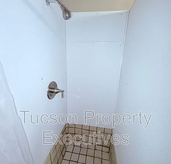 234 E 32nd St #4 — Photo 2