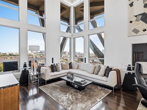 5th image of 360 Newbury St Unit 810