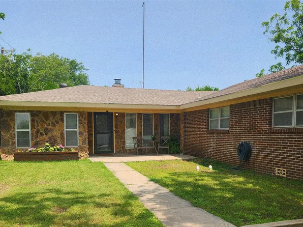 1500 Nugent St, Bowie, TX 76230