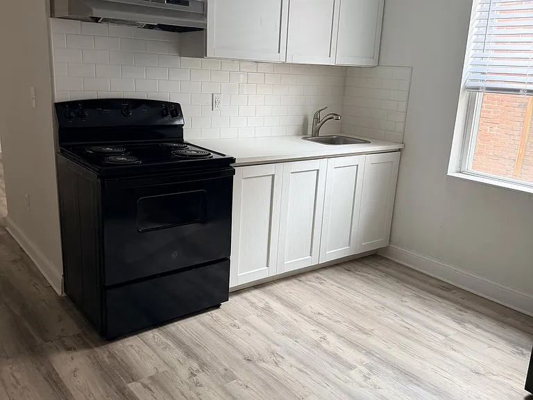 407 W 8th St #2 — Photo 9