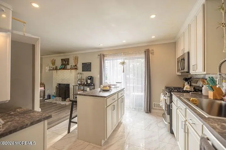 4 bed, 1665 sqft, $3,400 — Photo 3