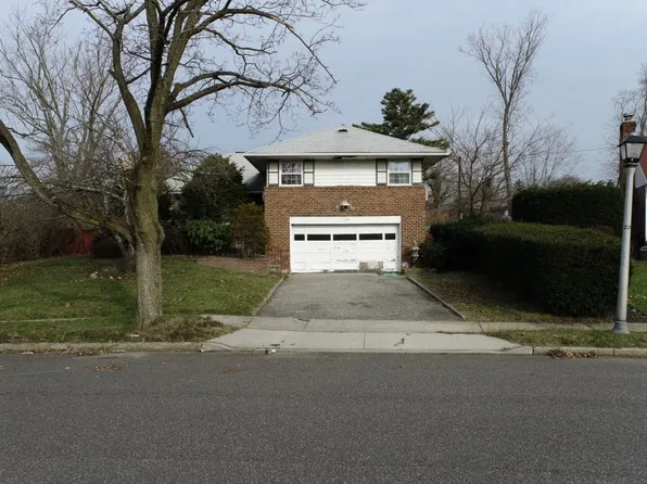 626 Duke St, Westbury, NY 11590