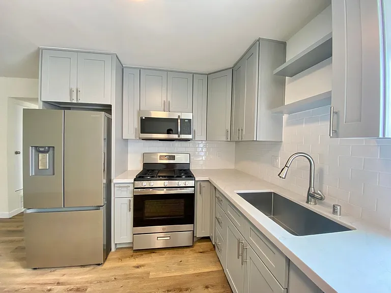 511 N Kenmore — Photo 1