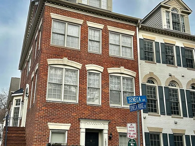 1607 Seneca Ave — Photo 3