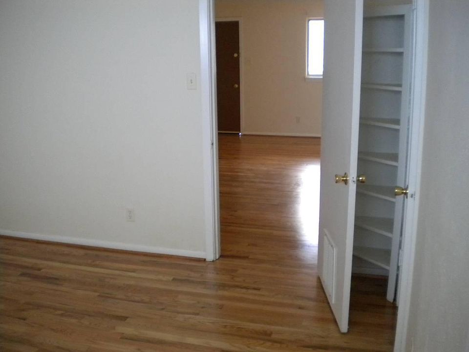 oak hardwood floors throughout