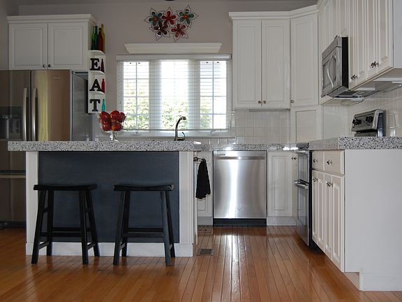 5th image of 421 N Hanley Rd