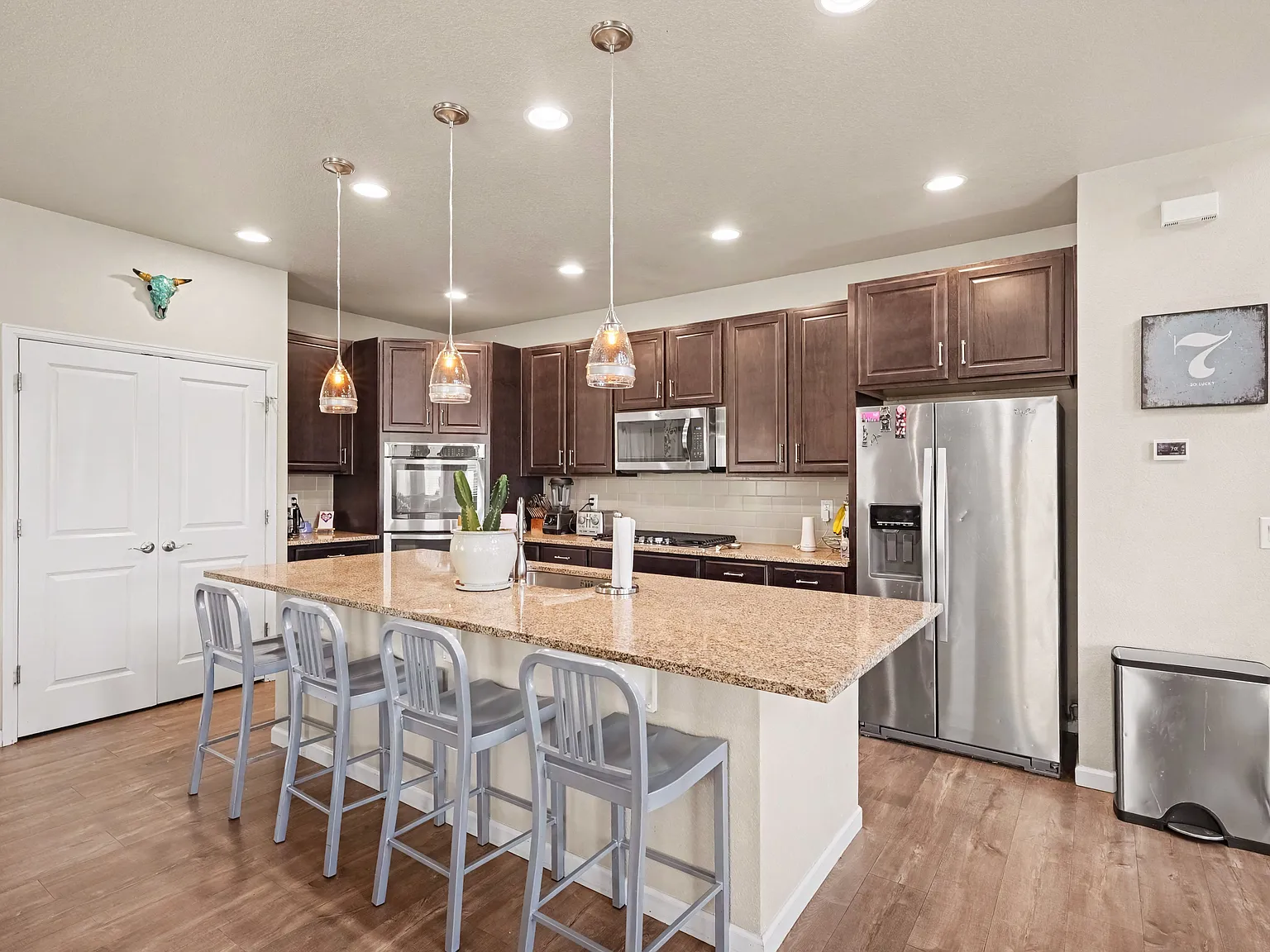 5 bed, 3698 sqft, $4,250 — Photo 3