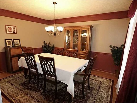 5th image of 113 Woodbine Dr