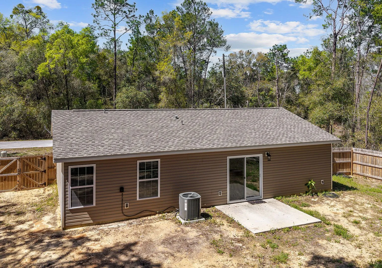 Newer 3/2 in the country with fenced yard and shed — Photo 3