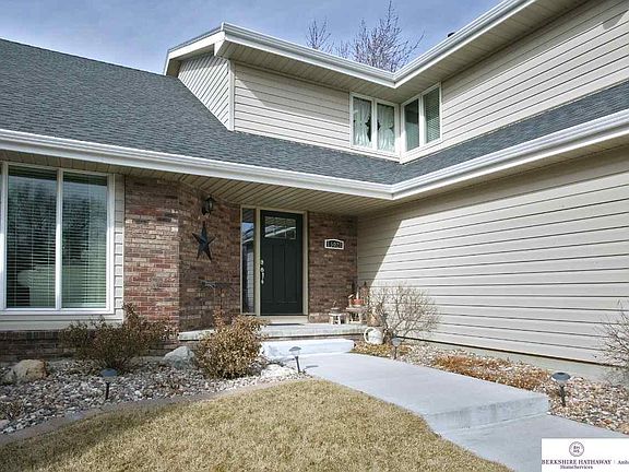 *Lifetime warranty steel siding from ABC Seamless!  *Maintenance Free Windows Throughout!  *30 Year Shingles, Gutters & Driveway, all only 3 years old!