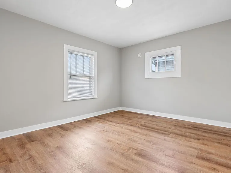 281 N Ogden Ave — Photo 7