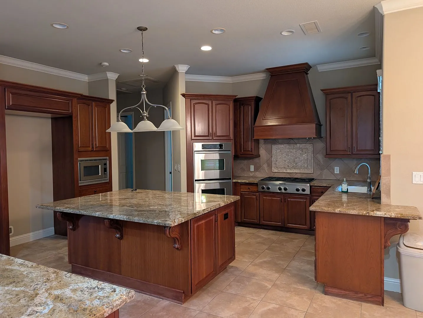 Executive home offering a wonderful floor plan, spacious bedrooms, upgraded amenities, a large lo... — Photo 4