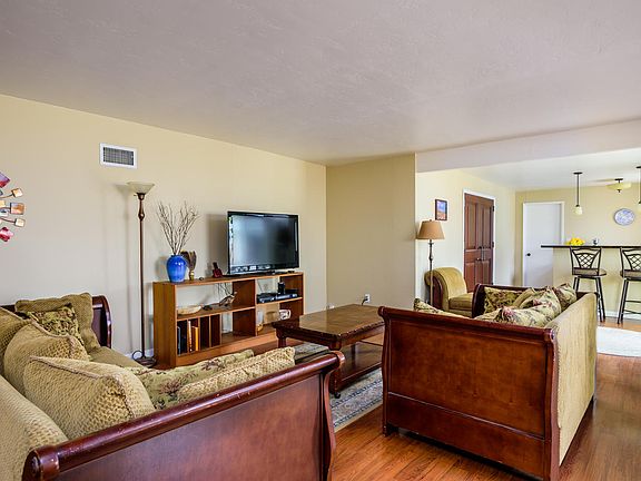 3rd image of 5635 Delano Ave