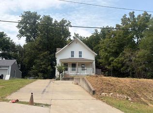 1704 S Scott Ave, Independence, MO 64052