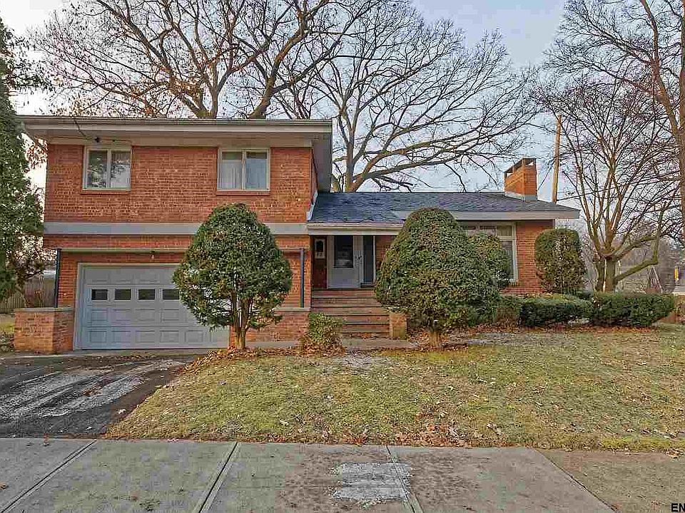 Schenectady NY 12309 - 3 Bedroom, 2.5 Bath, Brick Split Level
