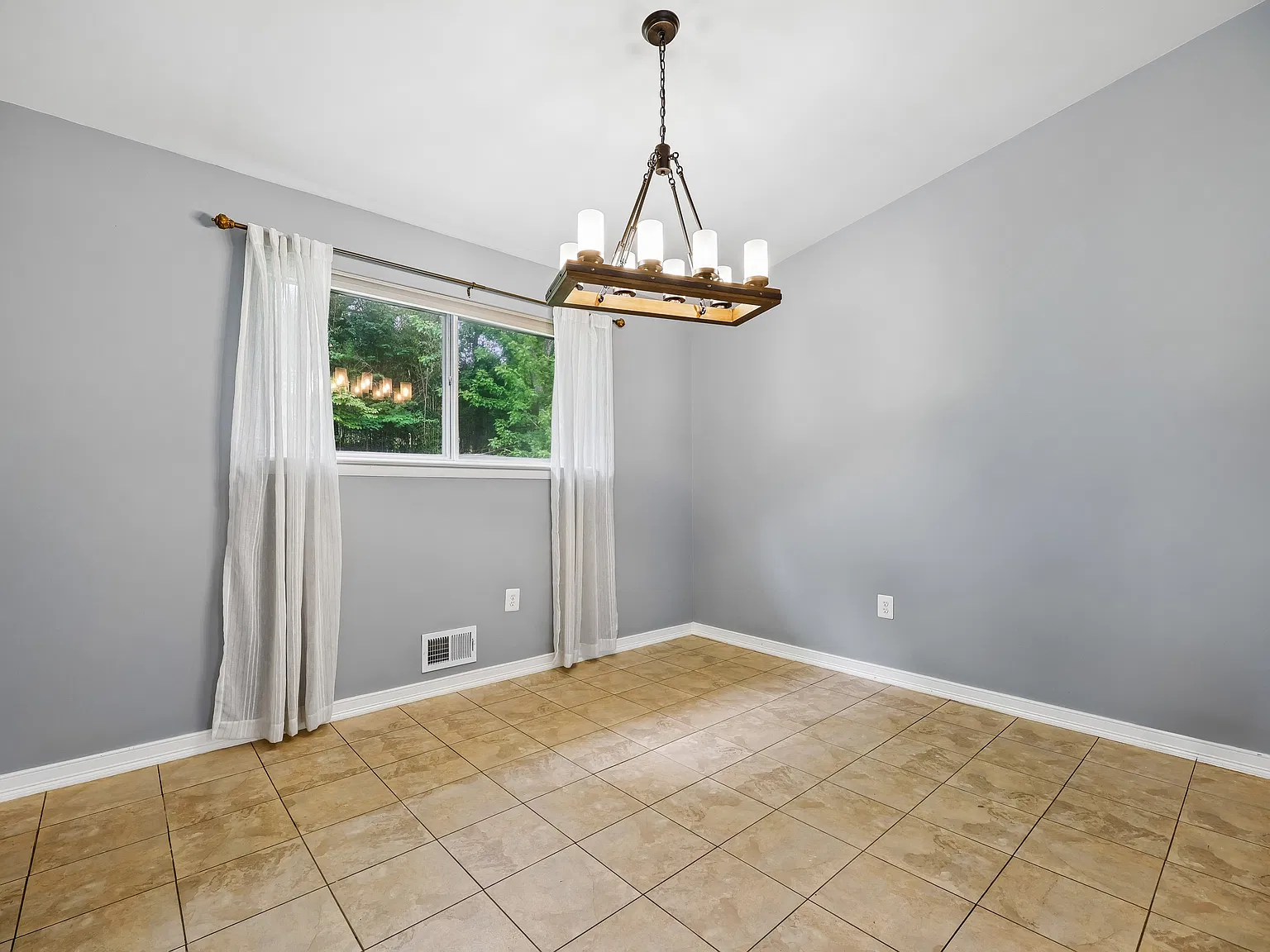 4 bed, 3.5 bath, 2520 sqft, $3,500 — Photo 3