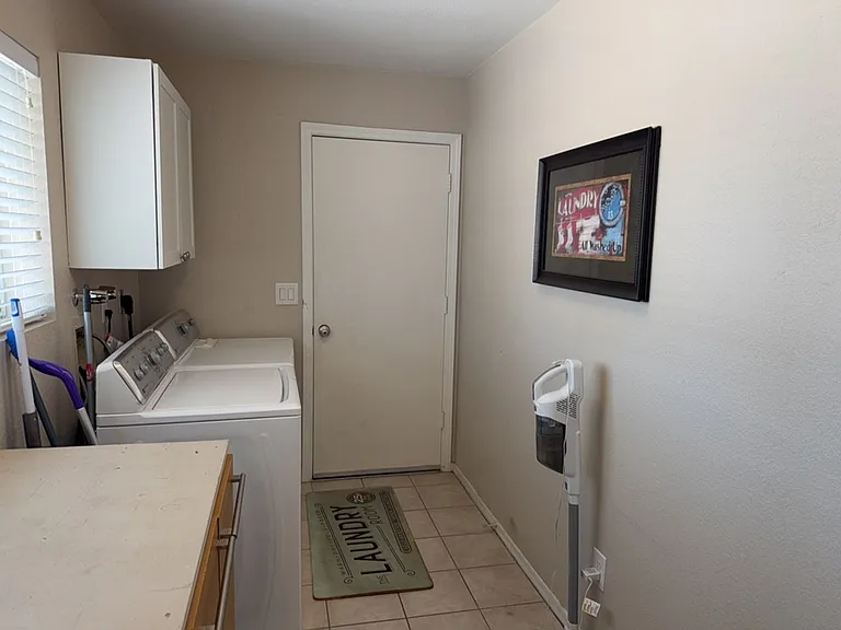 1910 Cabana Dr — Photo 25