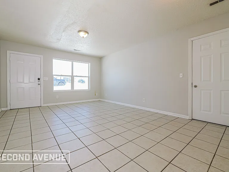 2833 Kensington Ave — Photo 5