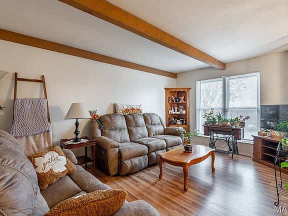 2nd image of 1057 Sunridge Trl W
