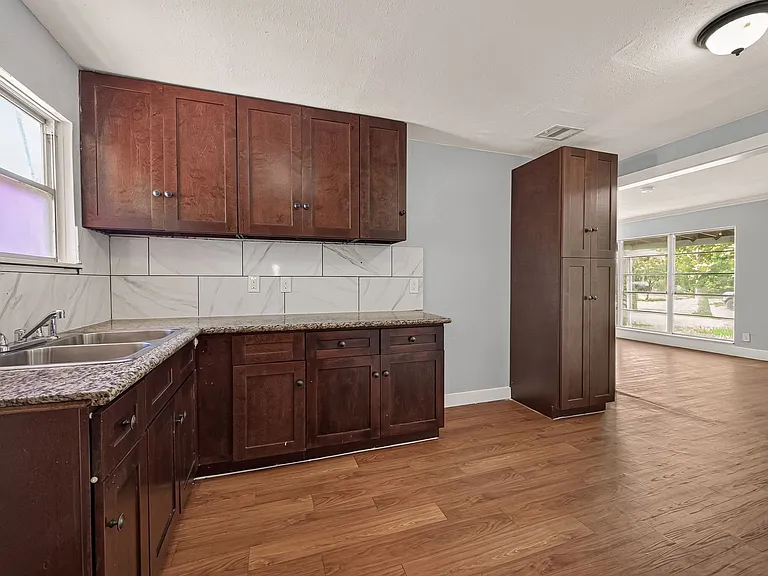 10601 Ambursen St — Photo 9