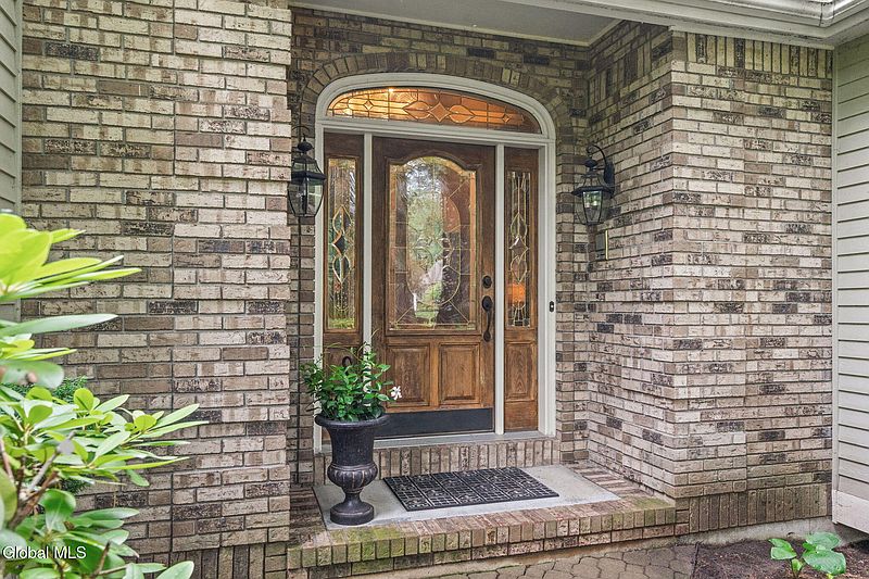 4th image of 31 Sweetbriar Drive