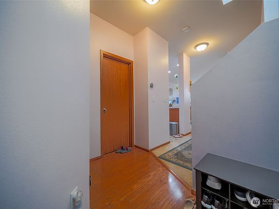 3rd image of 1409 51st Pl NE