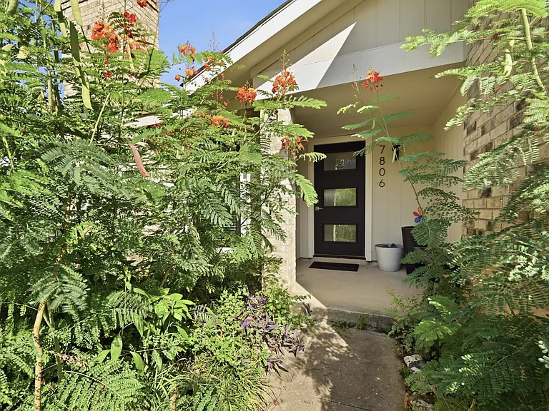 7806 Lowdes Dr — Photo 3