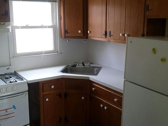 3rd image of 28 Rose Ave