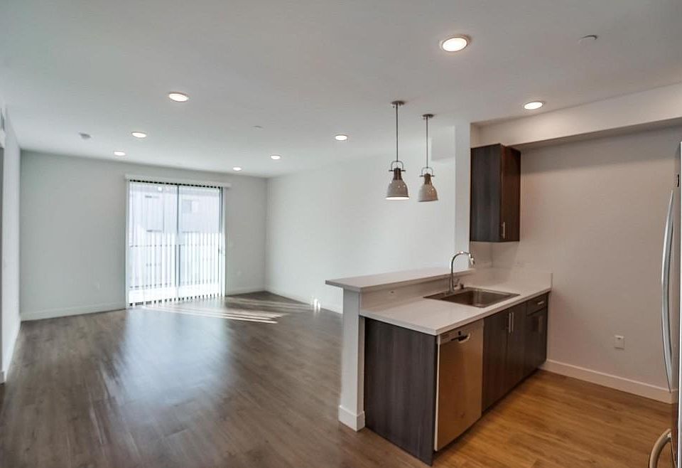 1st image of 6015 Woodman Ave #304