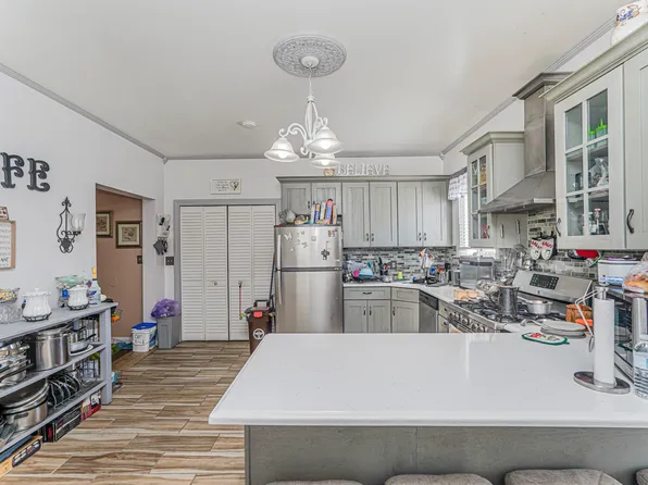 64 Chestnut Avenue image 10 of 27