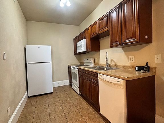 5th image of 422 London St APT 3