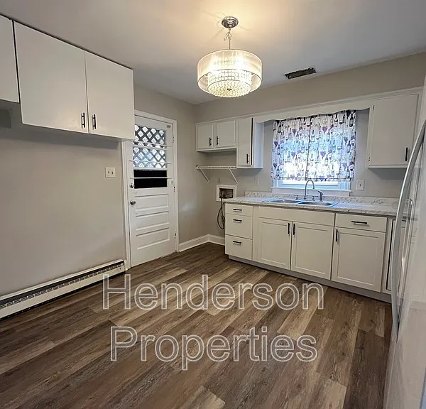 300 W Arrowood Rd — Photo 3