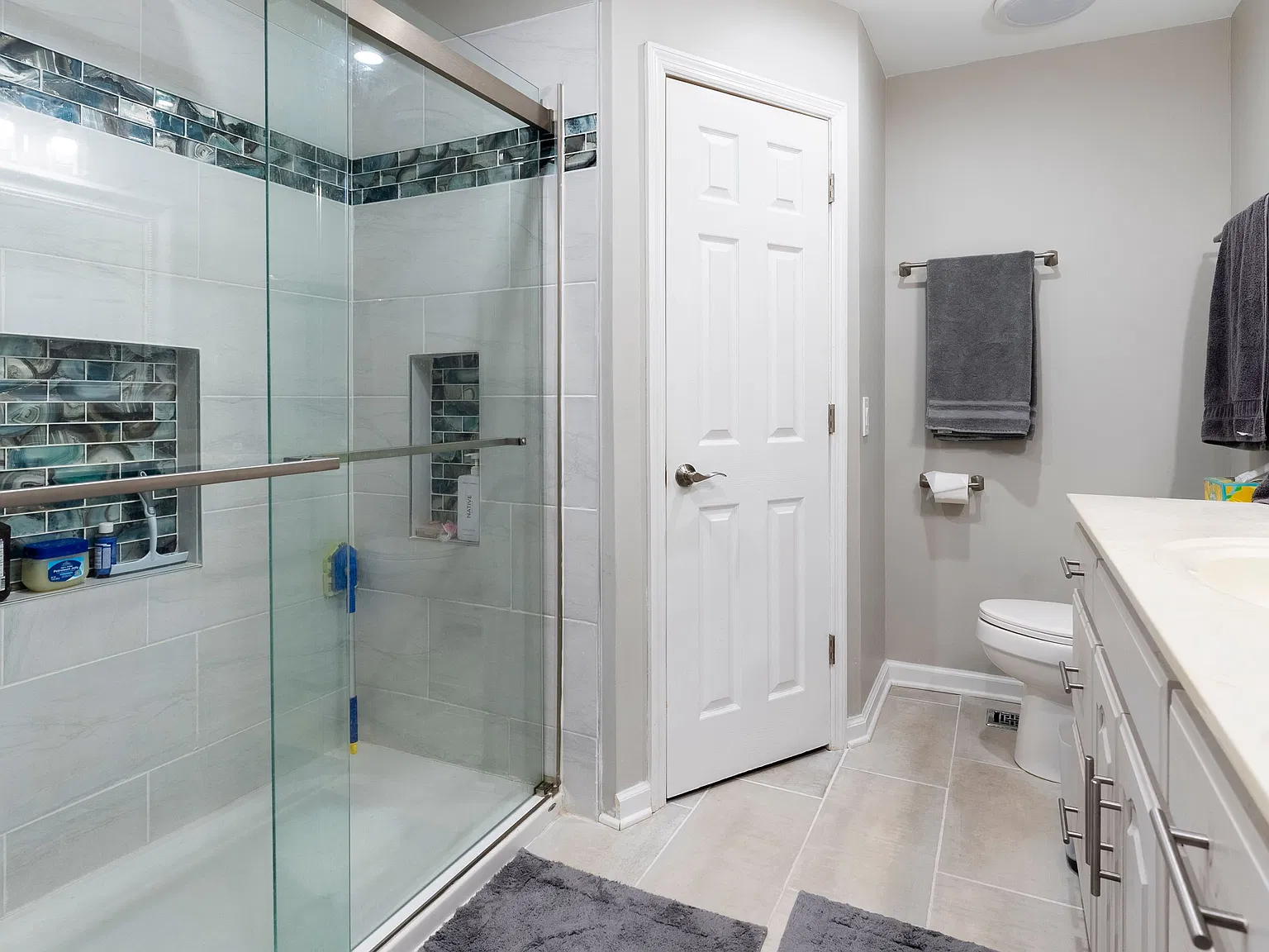 3 bed, 2.0 bath, 1376 sqft, $2,400 — Photo 3